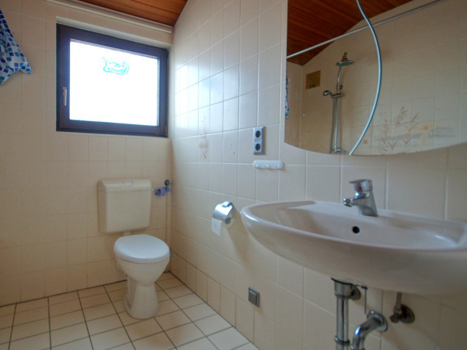Bad02 Dachgeschosswohnung Trebur / Astheim